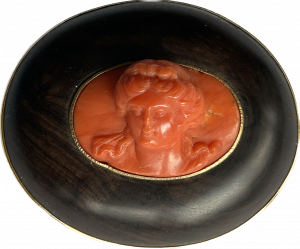 Brosche Korallenkamee